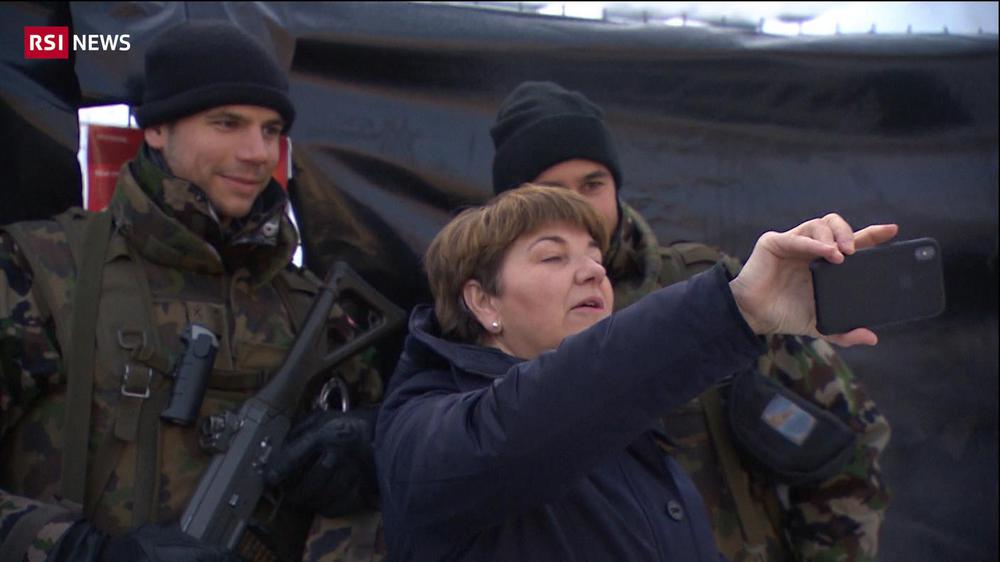 Viola Amherd tra i soldati - RSI