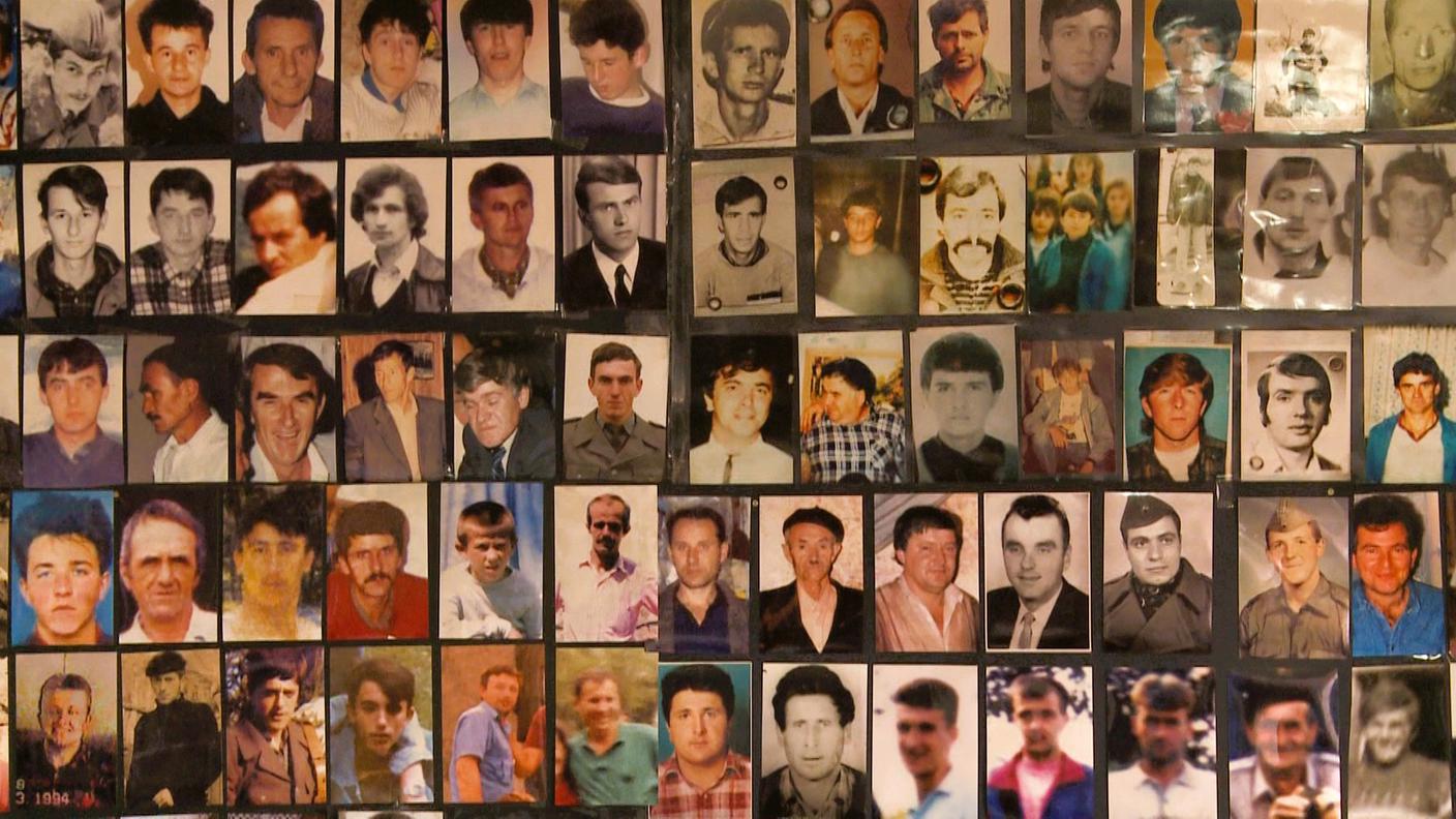 11592081_Telegiornale_20_Corpi_massacro_Srebrenica.JPG