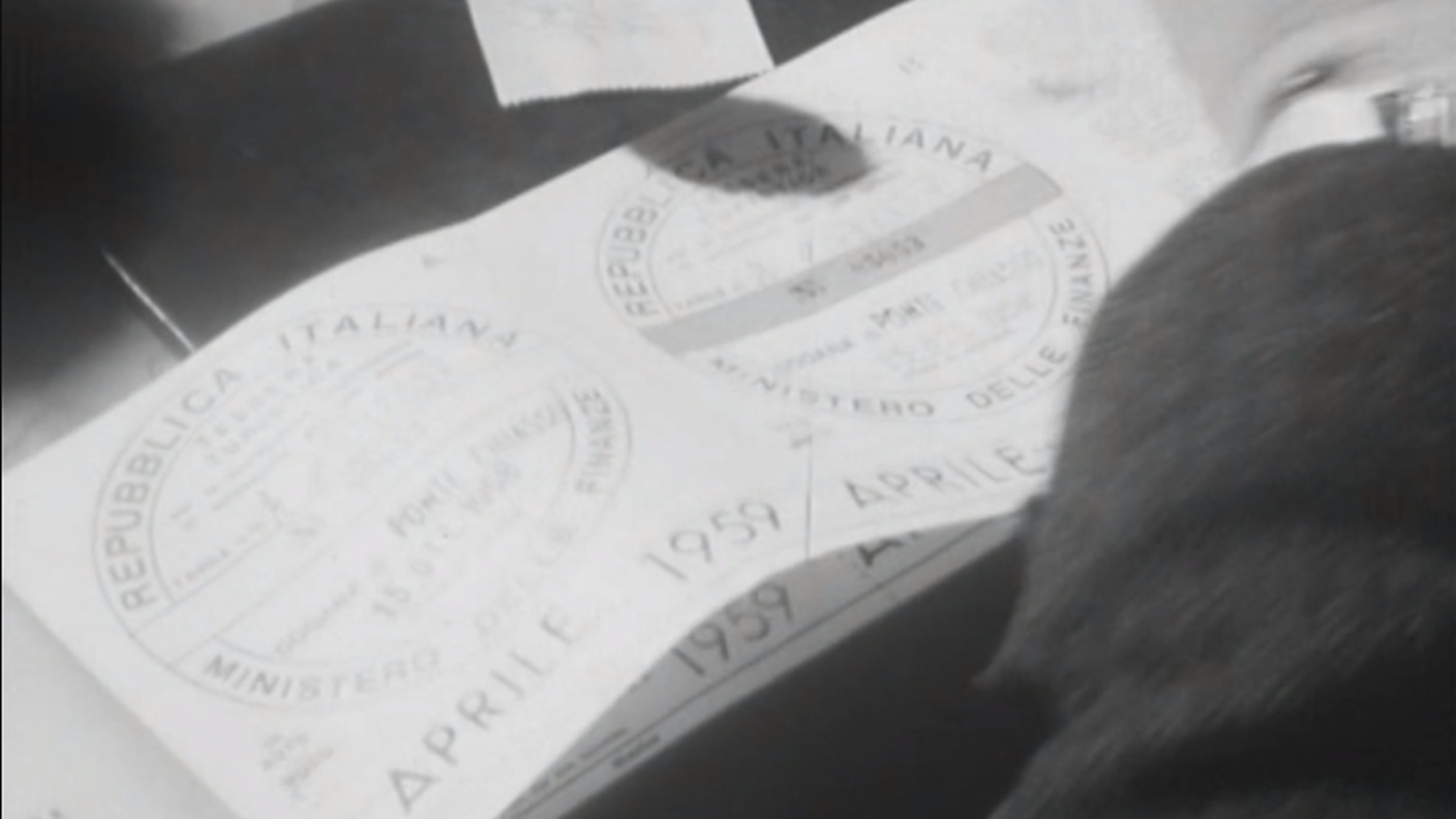 Il fascicolo di contrassegni prestampati che il funzionario compilava, timbrava e staccava per consegnarli ai viaggiatori stranieri in entrata in Italia.