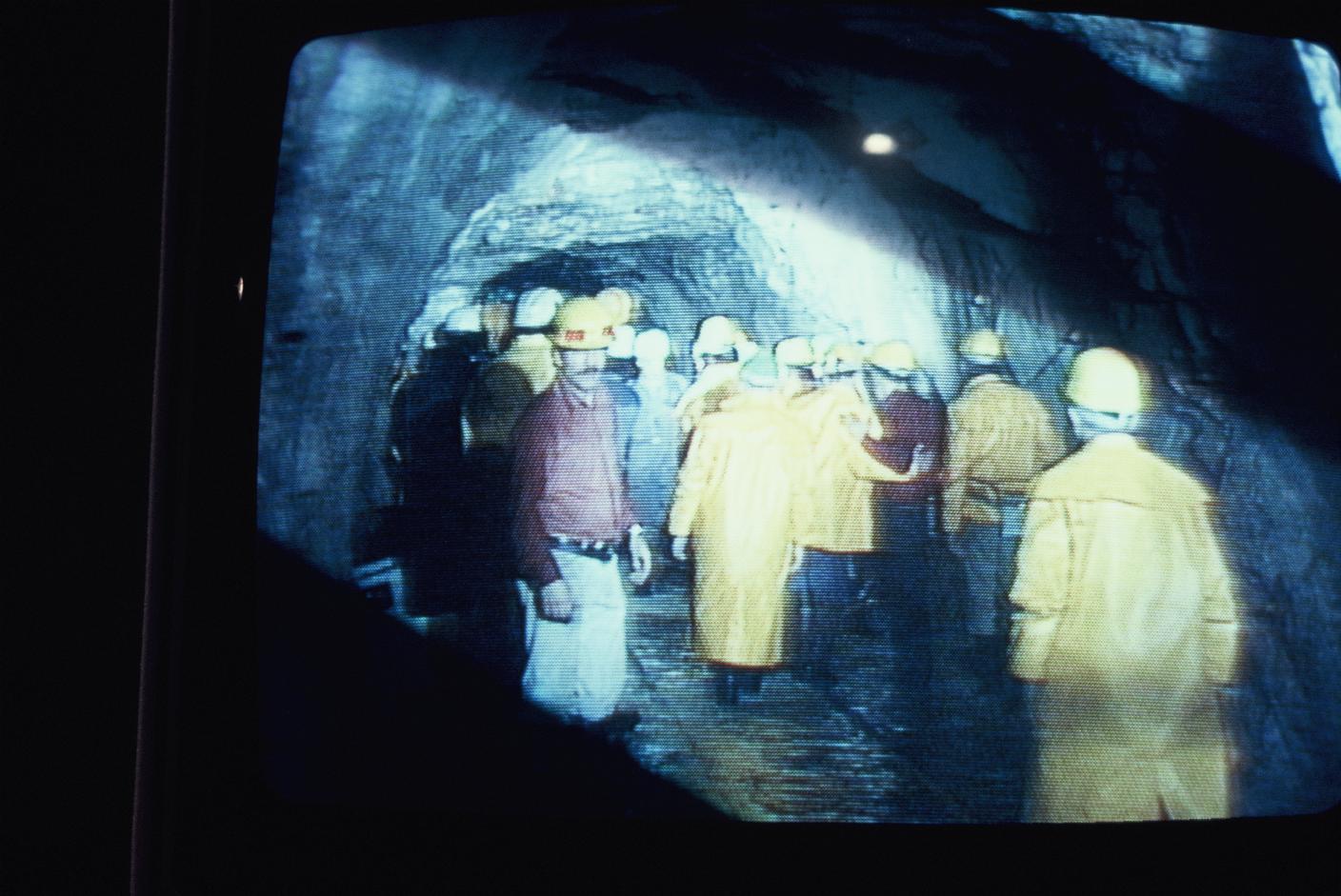 Pubblico a casa e presenti alla cerimonia possono seguire, attraverso il piccolo schermo, la volata (scoppio contemporaneo di un certo numero di mine) numero 7381.