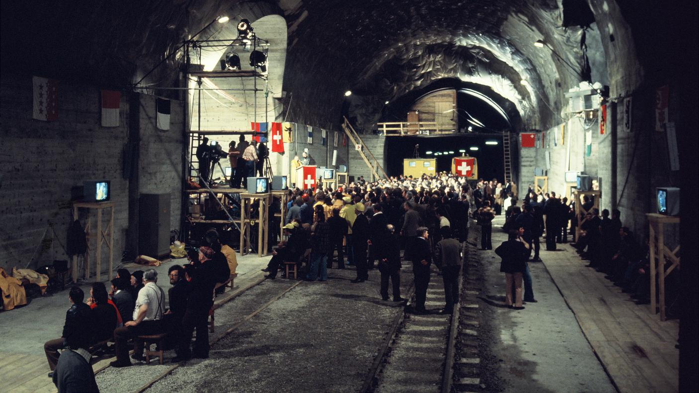 Luci, telecamere e schermi televisivi tutt'attorno.