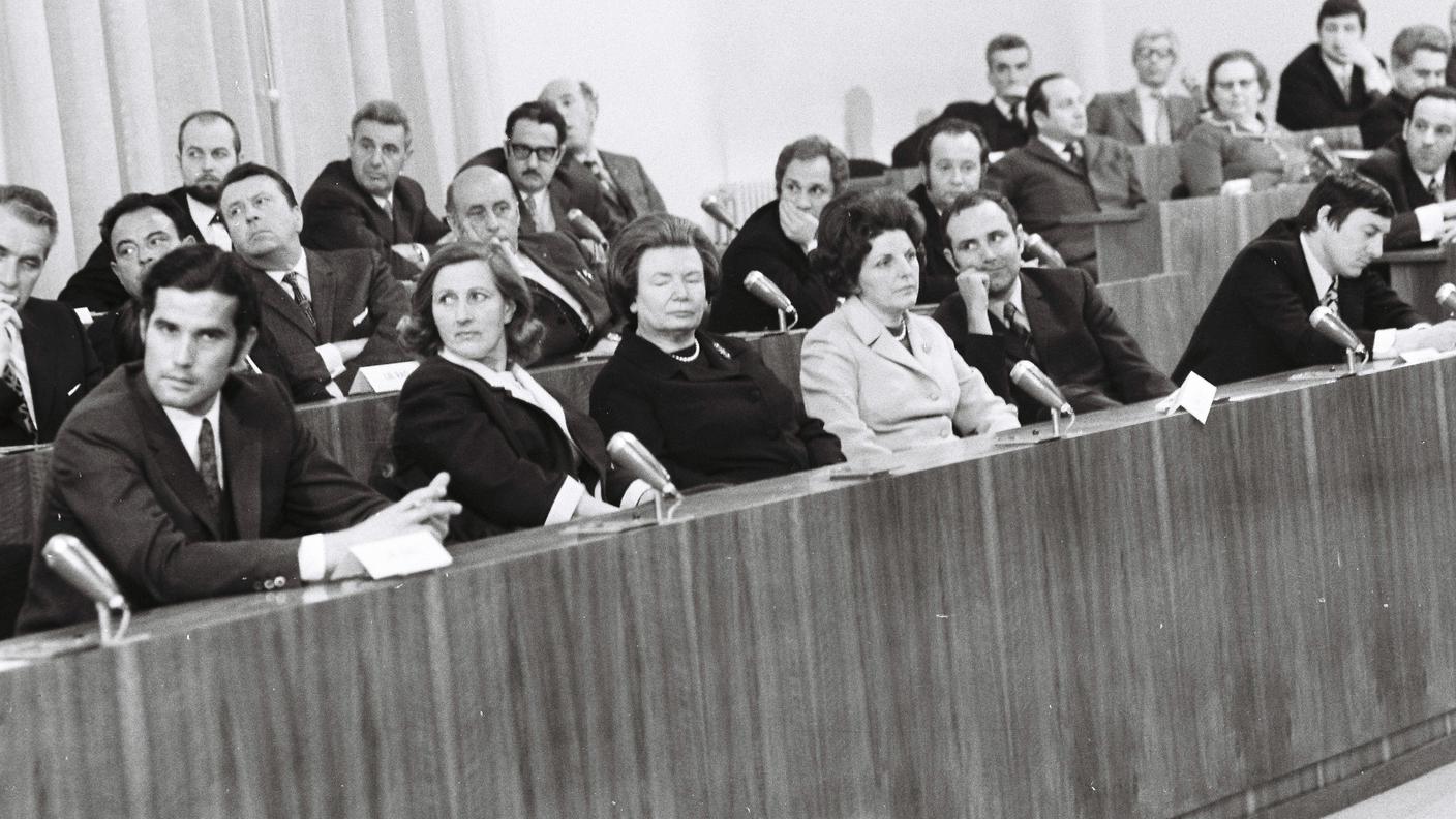 Linda Brenni (1914-1994), PLR [a sinistra] Prima municipale di Mendrisio, presentò mozioni di natura ambientale e sociale, battendosi per la salvaguardia del territorio, per il suffragio femminile e contro le politiche restrittive sull’immigrazione. Prestò servizio nelle truppe motorizzate femminili durante la Seconda guerra mondiale e fu conduttrice sanitaria per la Croce Rossa.