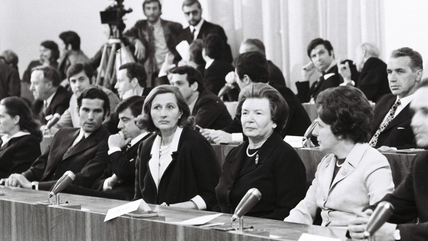 Elda Marazzi (1909-1982), PLR [seconda da destra] Presidente dell’Associazione ticinese per il voto alla donna e segretaria della Lega contro il cancro, lavorò per quarantasei anni a sostegno dei malati terminali e aderì a diverse associazioni che offrivano supporto agli infermi. Militò per il suffragio femminile e sostenne progetti per la parità salariale in parlamento.