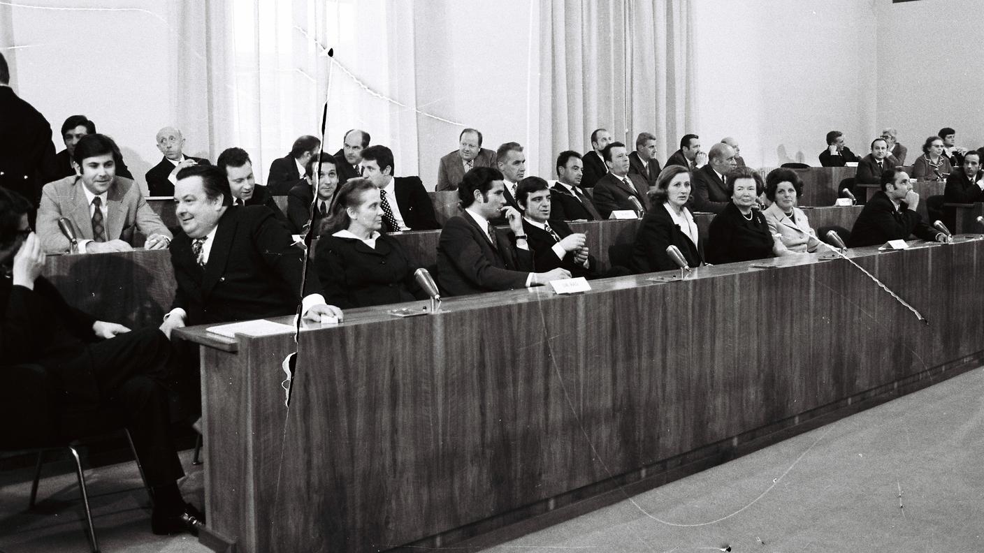 Dina Paltenghi-Gardosi (1915-2005), PLR [a sinistra] Scienziata, docente e divulgatrice scientifica, fu anche un’appassionata sostenitrice dei diritti delle donne, che rivendicò principalmente negli anni di presidenza della Federazione Ticinese delle Società Femminili (1976-1980). Durante il mandato in Gran Consiglio fece parte della Commissione della Legislazione. Fu anche consigliera comunale a Lugano. 