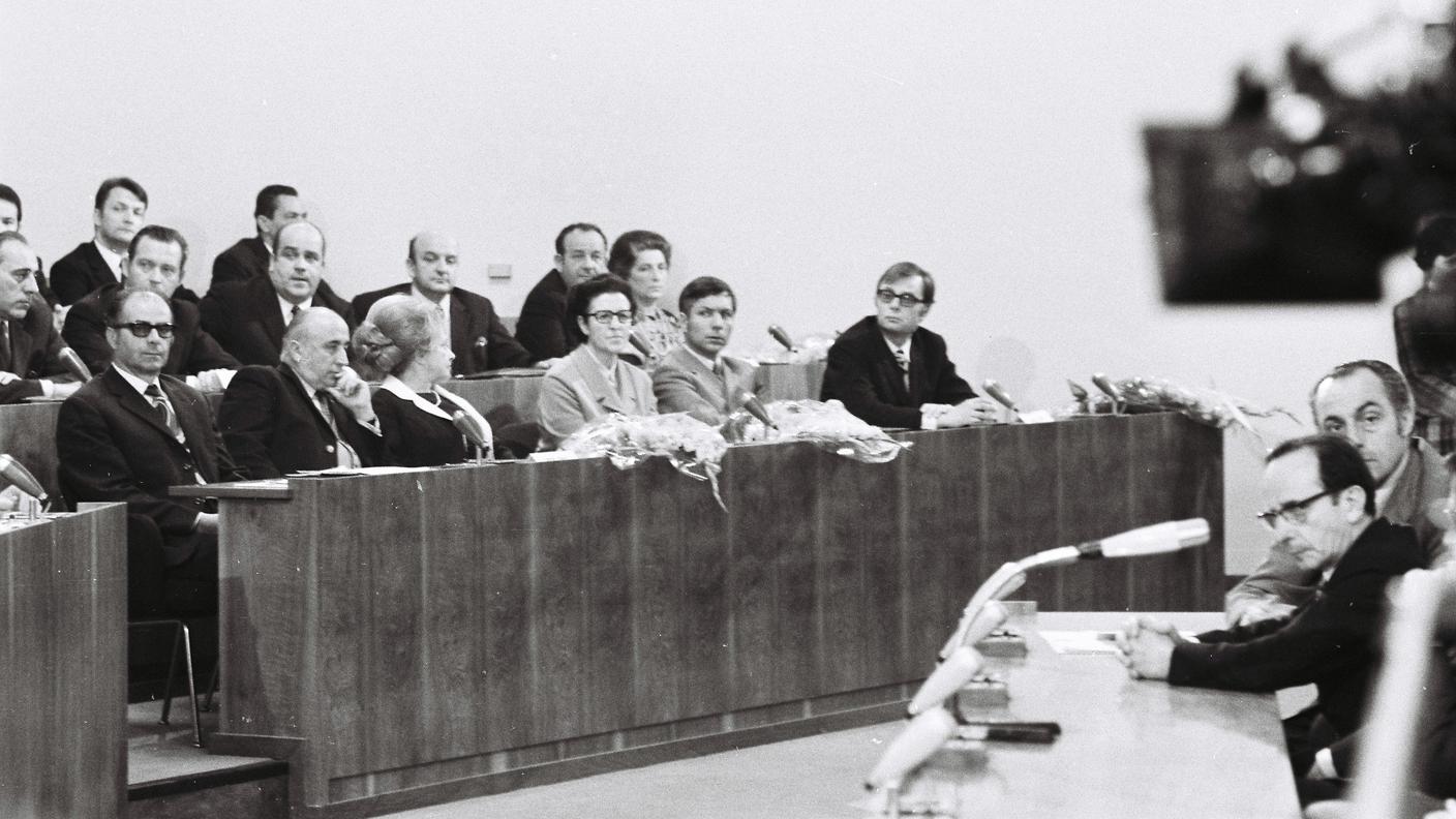 Ilda Rossi (1922-2018), PPD [in seconda fila] Bancaria e municipale, fu anche un’attivista per il suffragio femminile. Rivolse il suo impegno politico soprattutto al miglioramento dell’offerta educativa e sanitaria della regione. Fondò una nuova filiale bancaria a Bioggio di cui detenne la presidenza dal 1981 al 1990. Per svariati anni fece parte della sezione femminile dell’Azione Cattolica Ticinese.