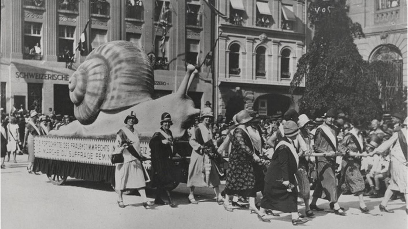 Le manifestanti trasportano una gigantesca lumaca di gesso, simbolo del lento avanzamento dei diritti delle donne. Berna, 1928, prima edizione della SAFFA. ADT, Fondo fotografico