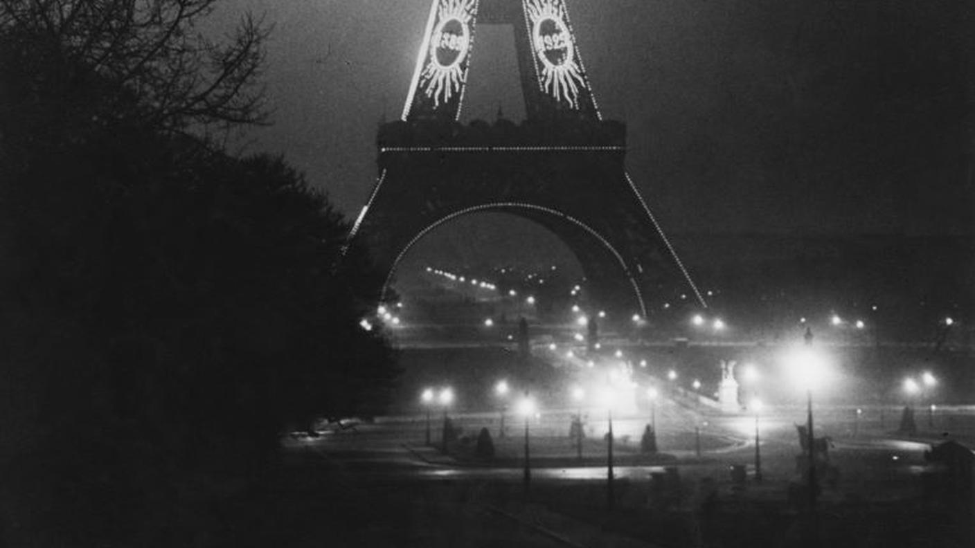 Brassaï, La Tour Eiffel illuminata, 1931 ©Estate Brassaï Succession- Philippe Ribeyrolles.jpg