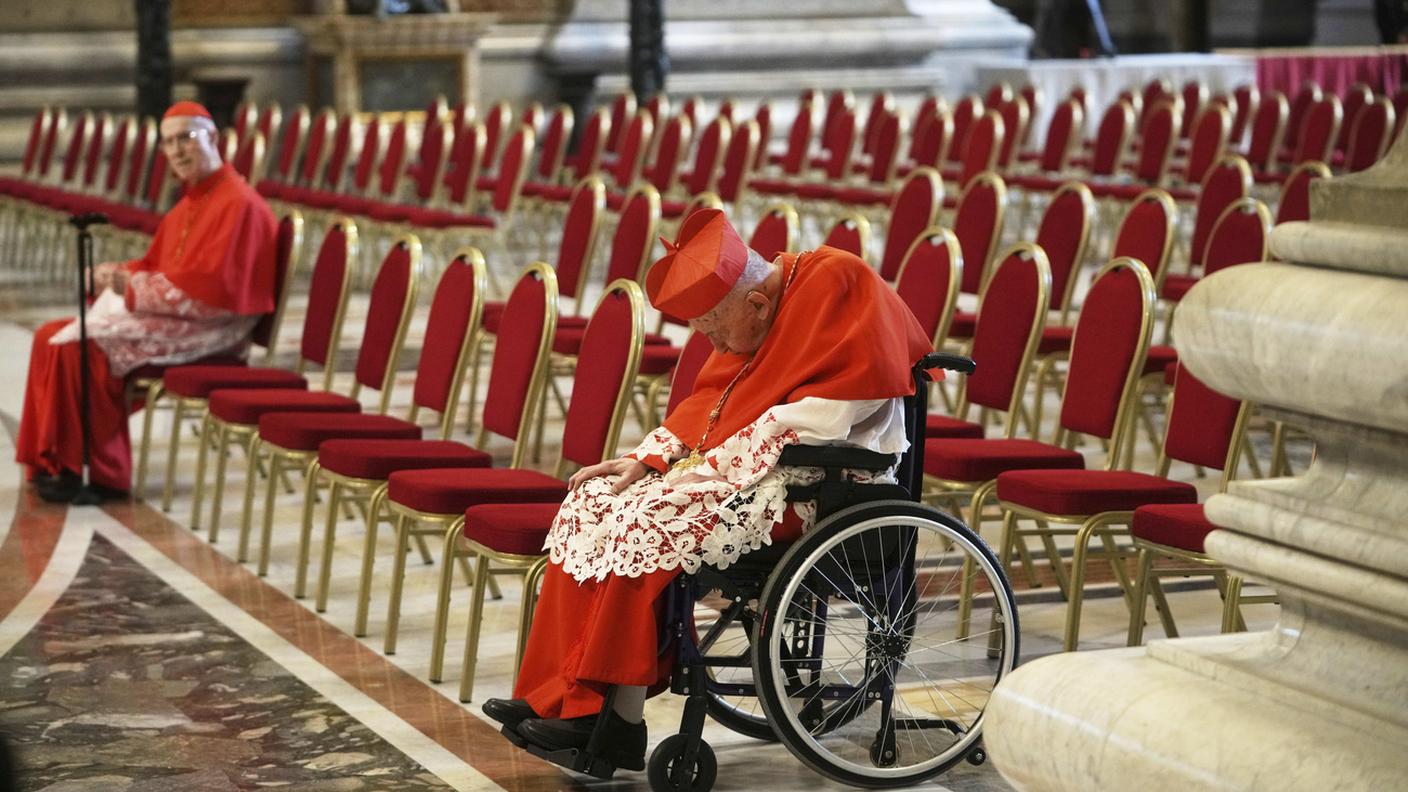 I cardinali Tarcisio Bertone e Camillo Ruini attendono l'arrivo della salma di Papa Francesco nella basilica vaticana 