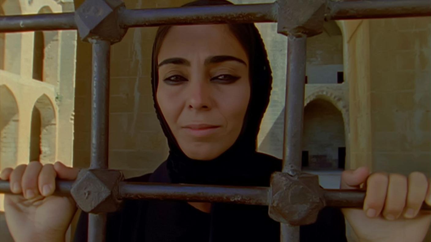 Shirin Neshat, Soliloquy, 2000. Still da video© Shirin Neshat. Courtesy l’artista e Gladstone Gallery.jpg