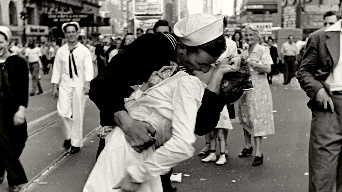Alfred-Eisenstaedt-Victory-Over-Japan-Day.-New-York-City-USA-14-August-1945-©-Alfred-Eisenstaedt_The-LIFE-Picture-Collection_web.jpg