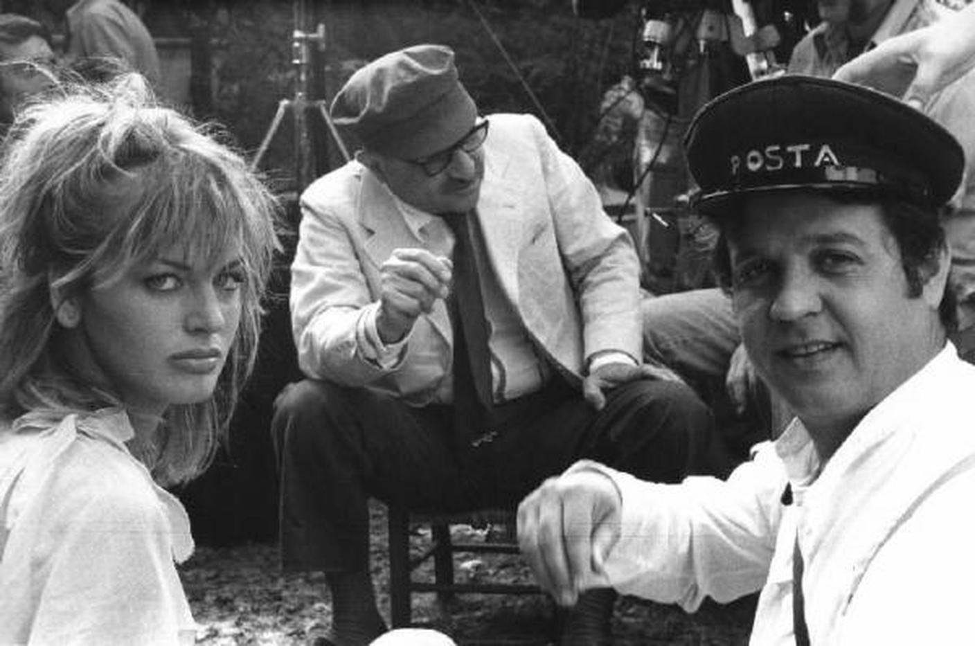 Dalila Di Lazzaro Il regista Alberto Lattuada e Renato pozzetto sul set del film Oh, Serafina!.jpg