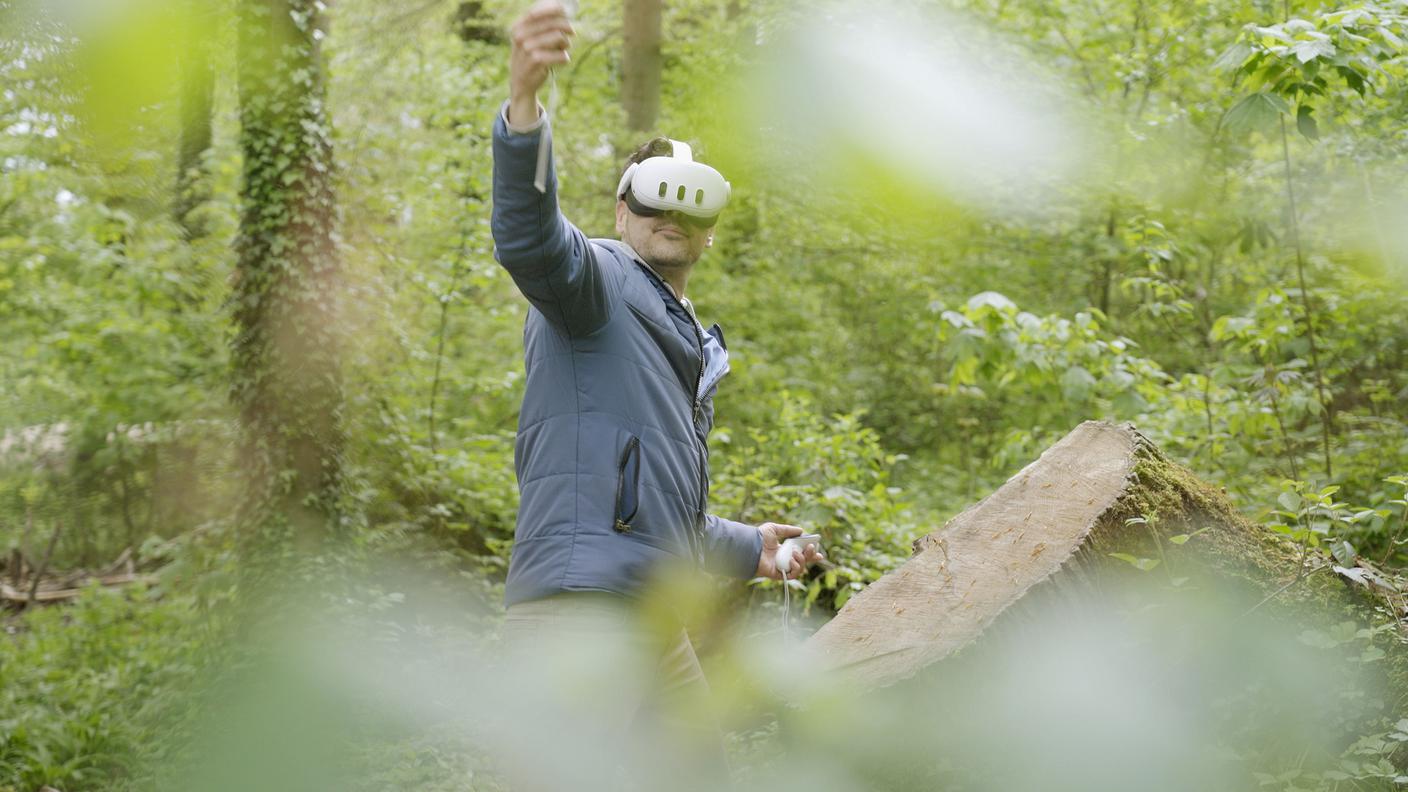 Le cuffie VR e i controller di movimento consentono a Dirk Koy di liberarsi dai lunghi processi di rendering e di dare vita alla sua immaginazione in tempo reale.