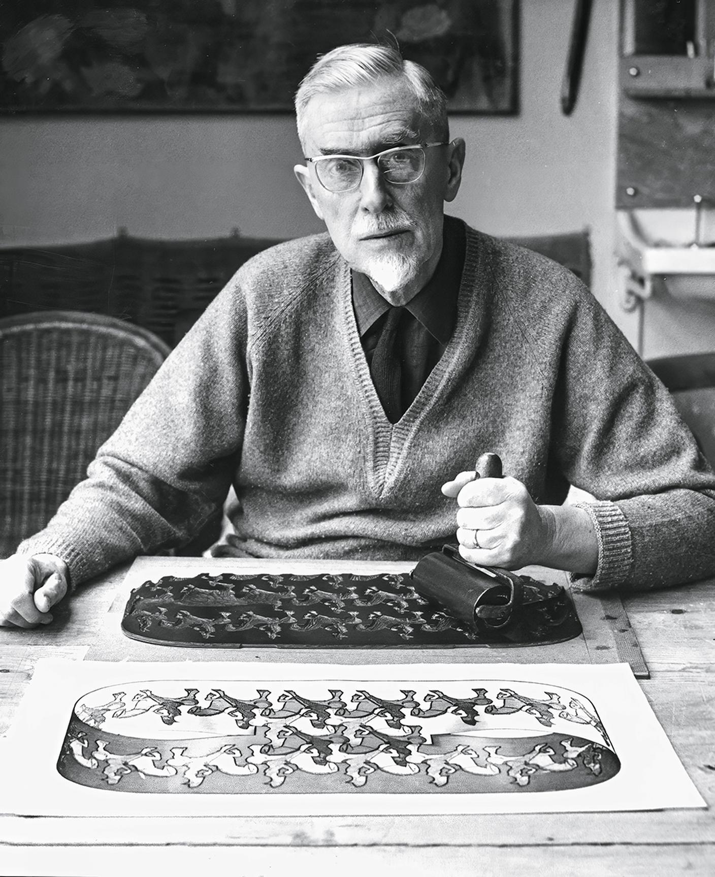 M.C. Escher inchiostra la matrice di Cavalieri, 1946