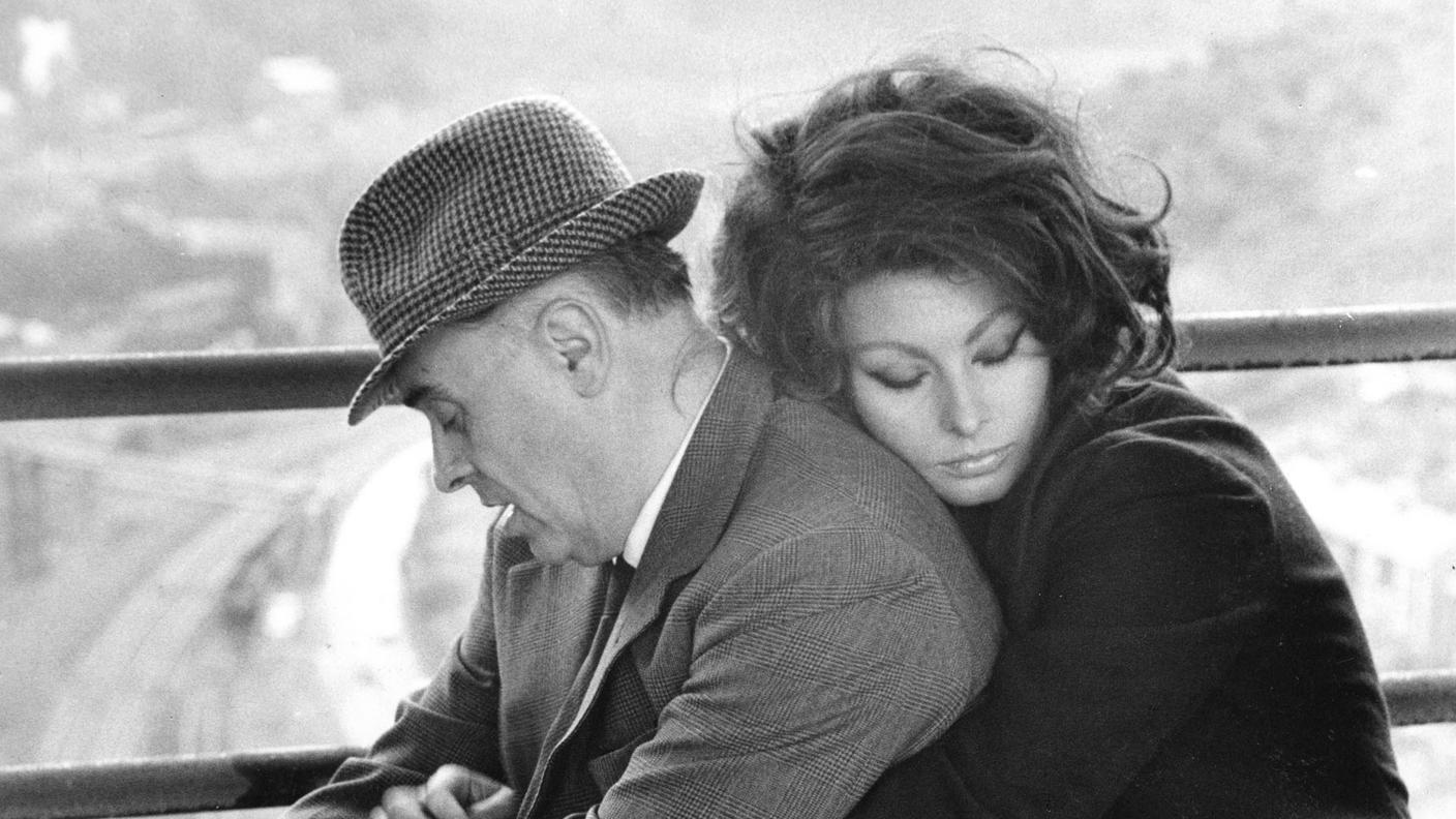  Carlo Ponti e Sophia Loren in un momento affettuoso
