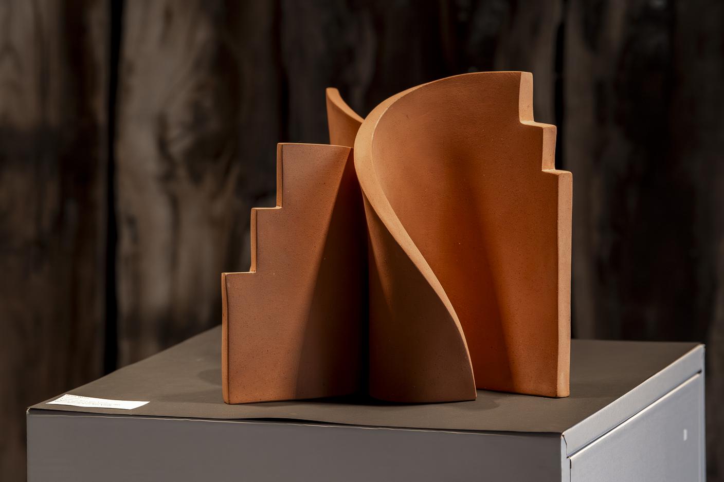 Petra Weiss, Dialogo, scultura realizzata con argilla di Riva San Vitale. In mostra a "Fuoco e Materia", Le Fornaci, Riva San Vitale