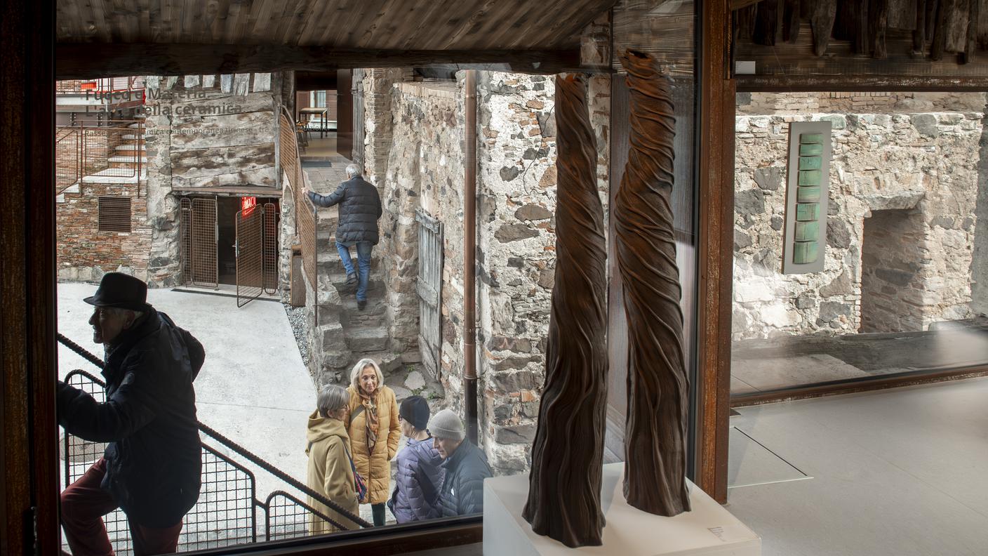 Simona Bellini, Totem Cortecce, 2025.  In mostra a "Fuoco e Materia", Le Fornaci, Riva San Vitale