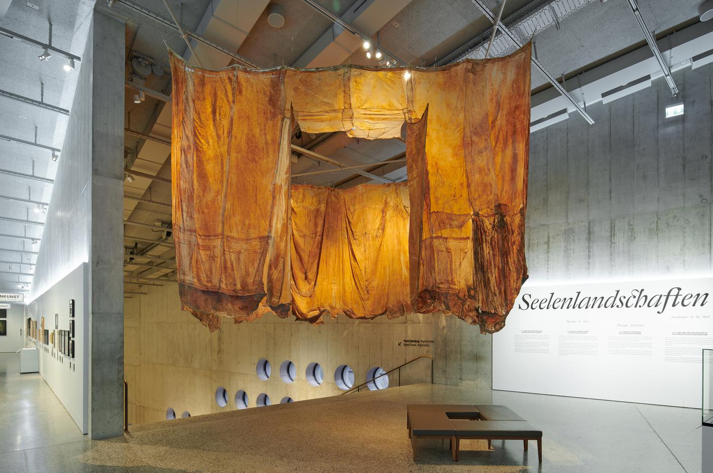 Heidi Bucher, Das Audienzzimmer des Doktor Binswanger, 1988, garza, colla di pesce e lattice