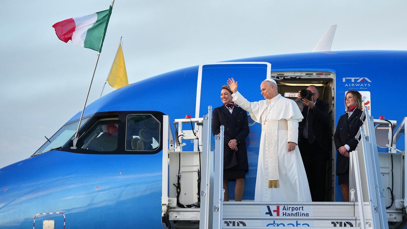 Papa Leone lascia Fiumicino alla volta della Turchia, prima tappa del suo viaggio che lo porterà anche in Libano