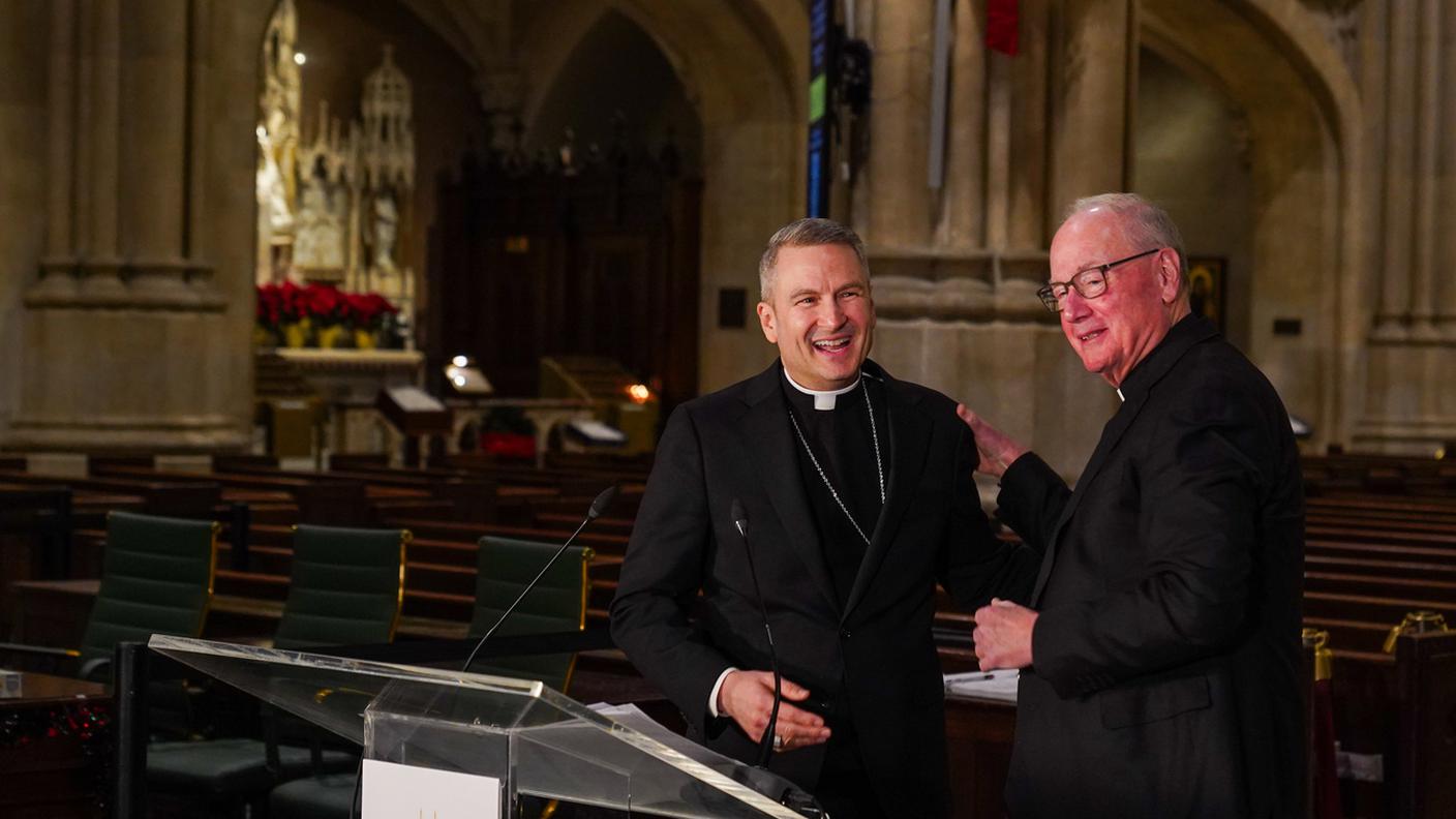 L'arcivescovo di New York Timothy Dolan saluta il vescovo Ronald Hicks durante una conferenza stampa alla Cattedrale di San Patrizio, giovedì 18 dicembre 2025 a New York. (AP Photo/Ryan Murphy)