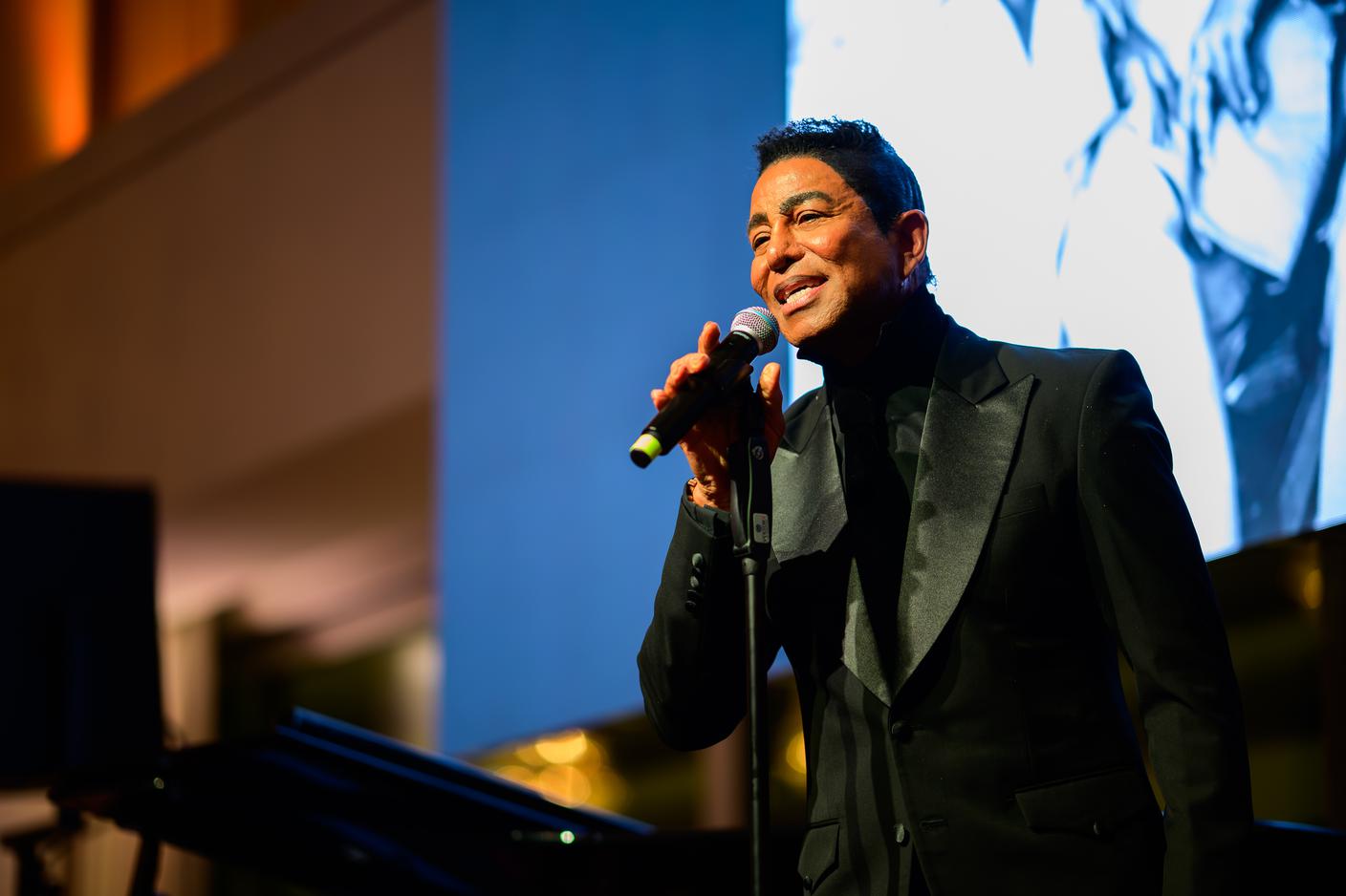 Jermaine Jackson canta Do What You Do 