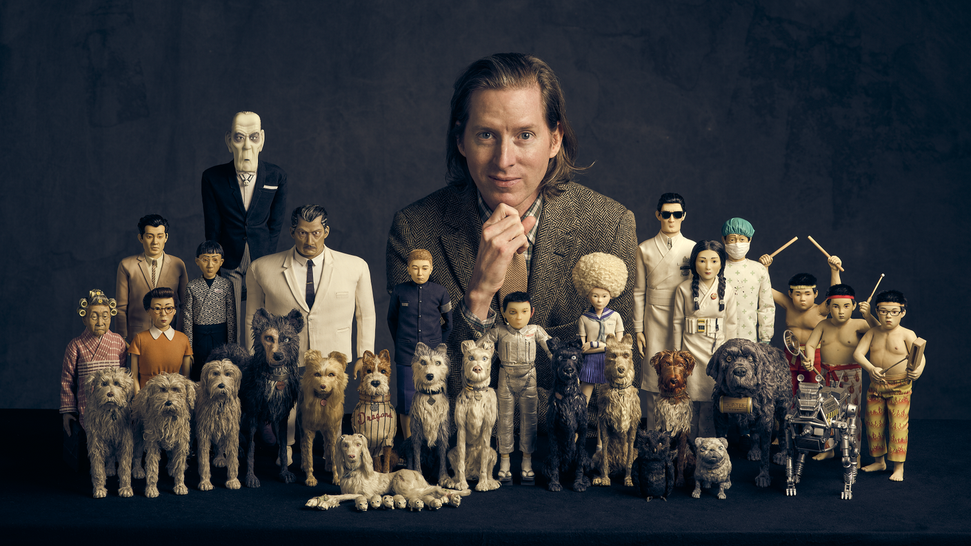 Wes Anderson posa con i pupazzi di L'isola dei cani