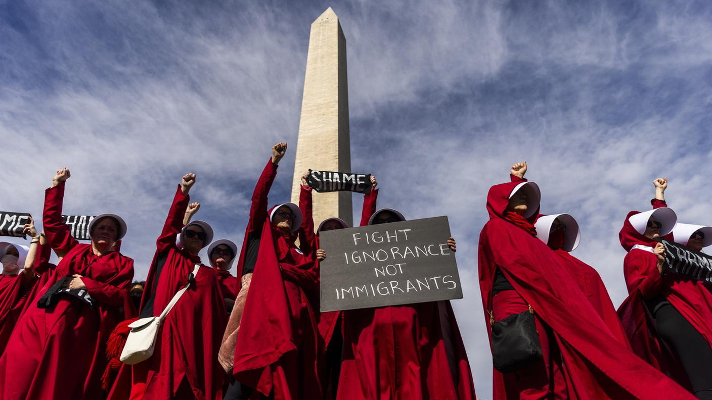 Manifestanti al National Mall, un anno dopo la rielezione di Donald Trump a Washington, DC, USA, il 5 novembre 2025.
