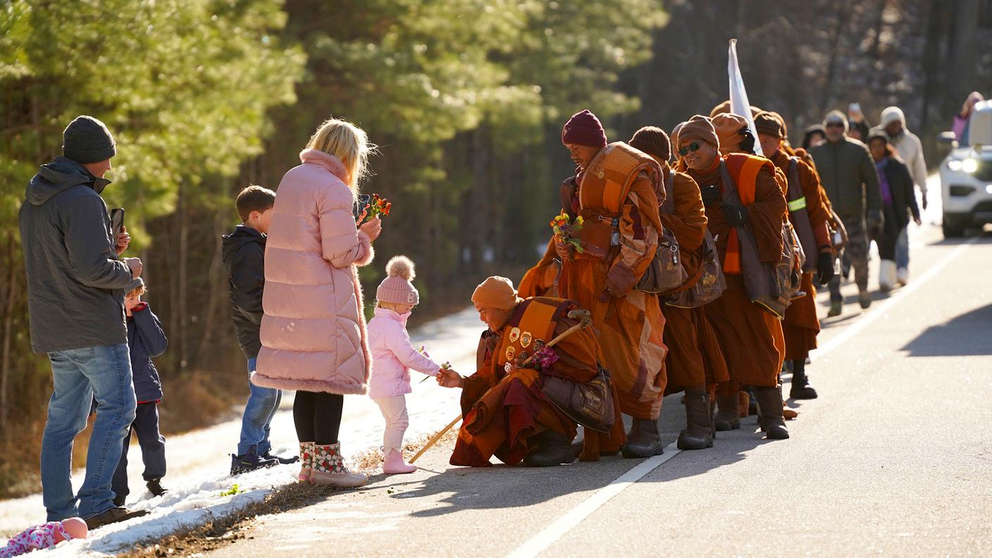 Walk for Peace - I monaci si fermano per l'omaggio di una bambina