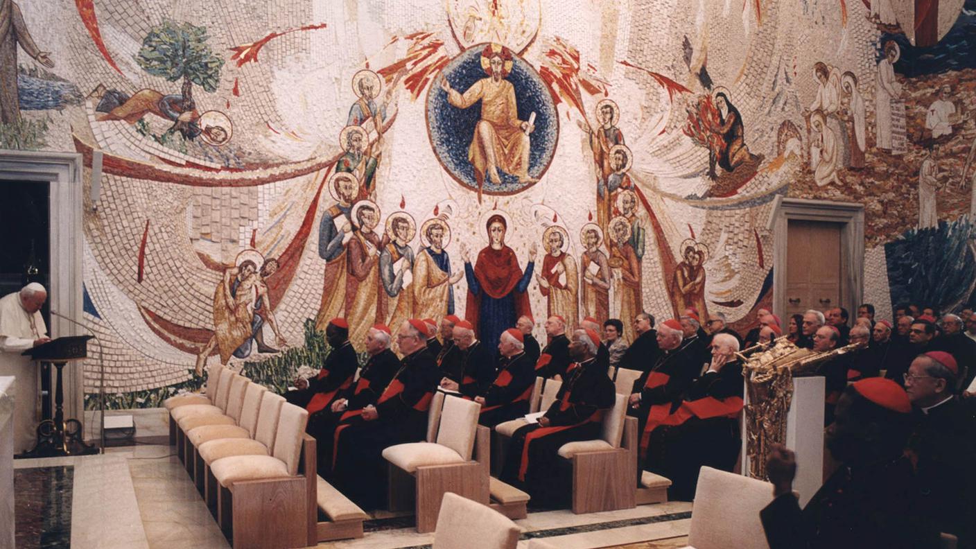 Papa Giovanni Paolo II nella cappella Redemptoris Mater al termine degli esercizi spirituali, sabato 18 marzo 2000