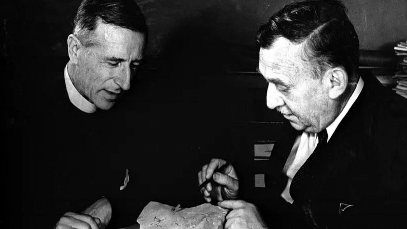 Pierre Teilhard de Chardin, gesuita, teologo, filosofo e paleontologo, nel 1939, con il dott. Walter W. Granger, al Museo di Storia Naturale di New York, negli Stati Uniti.  Archivi CIRIC / Archivi CIRIC