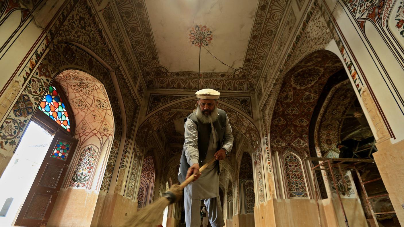 Un uomo pulisce la moschea Mahabat Khan in vista del mese sacro musulmano del Ramadan a Peshawar, Pakistan