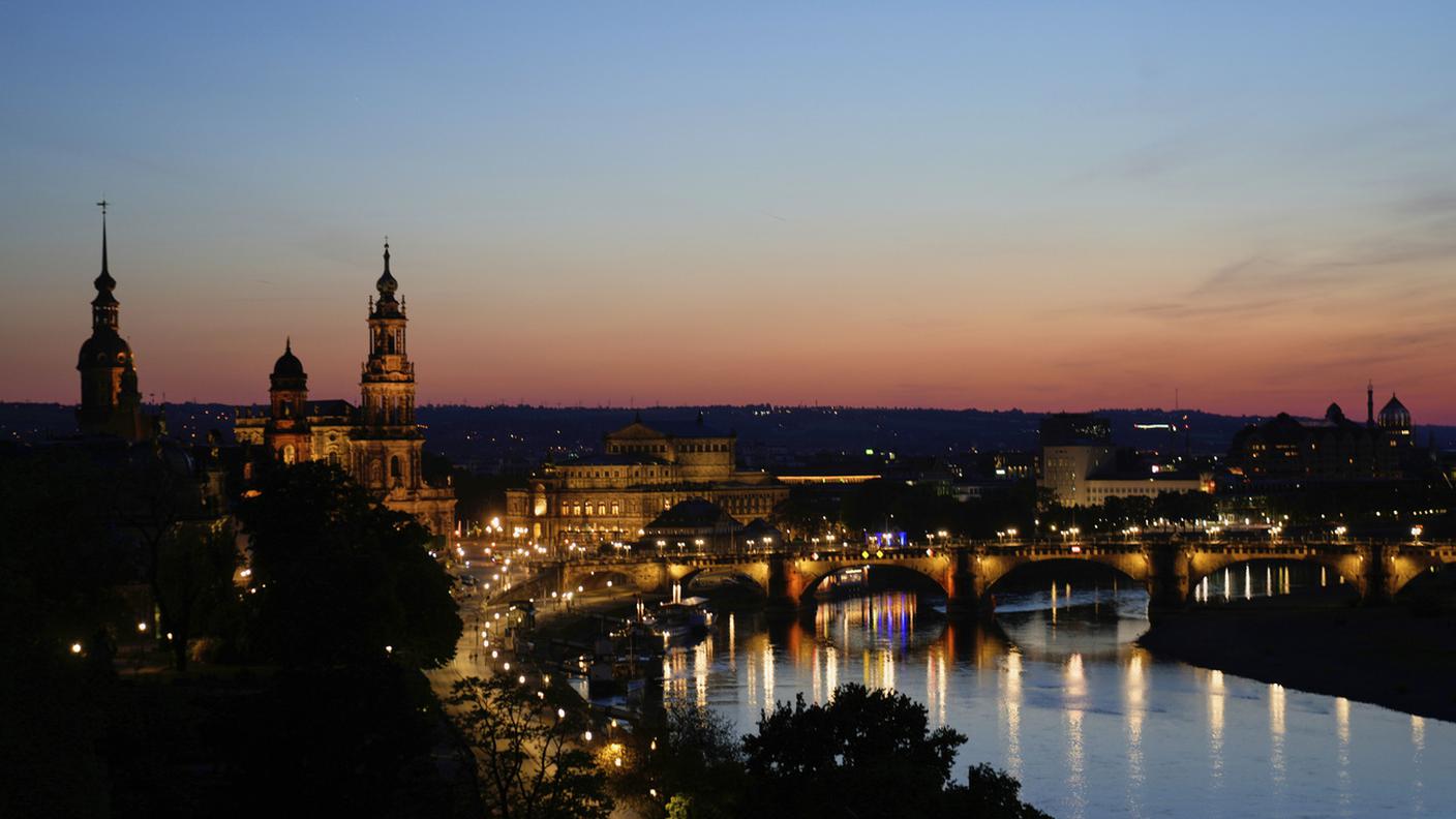 Il centro storico di Dresda illuminato sul fiume Elba mentre il sole tramonta (maggio 2025)