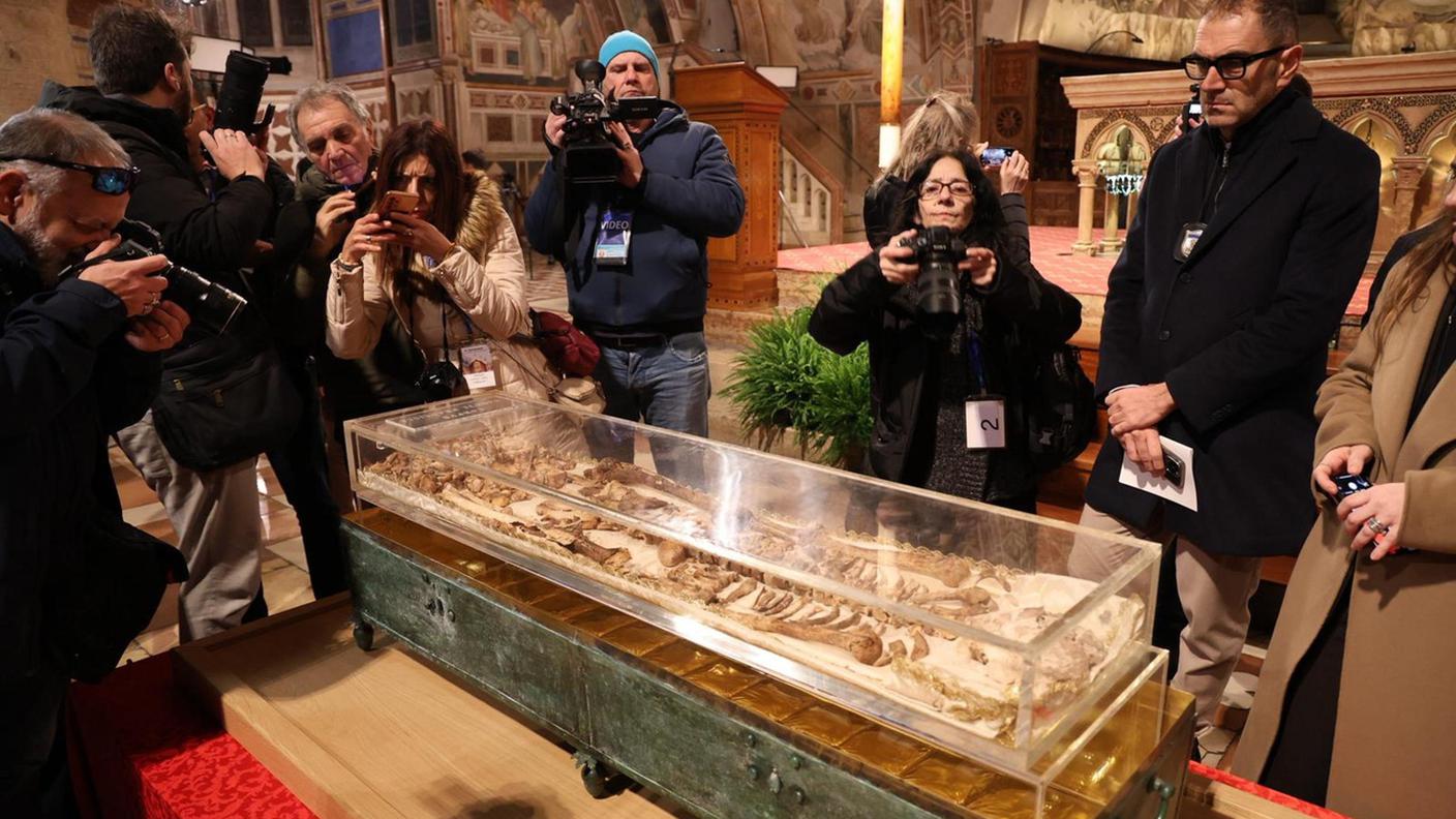 Il corpo di San Francesco d'Assisi viene esposto al pubblico per la prima volta nella storia in un reliquiario di vetro davanti all'altare della Basilica Inferiore di Assisi, Italia, 21 febbraio 2026