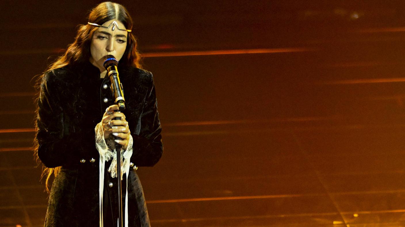 Joan Thiele durante l'esibizione de "La canzone dell'amore perduto"