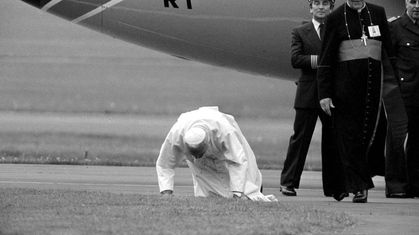 Papa Giovanni Paolo II il 31 maggio 1982 bacia l'asfalto dopo il suo arrivo alla base RAF Turnhouse vicino ad Edimburgo