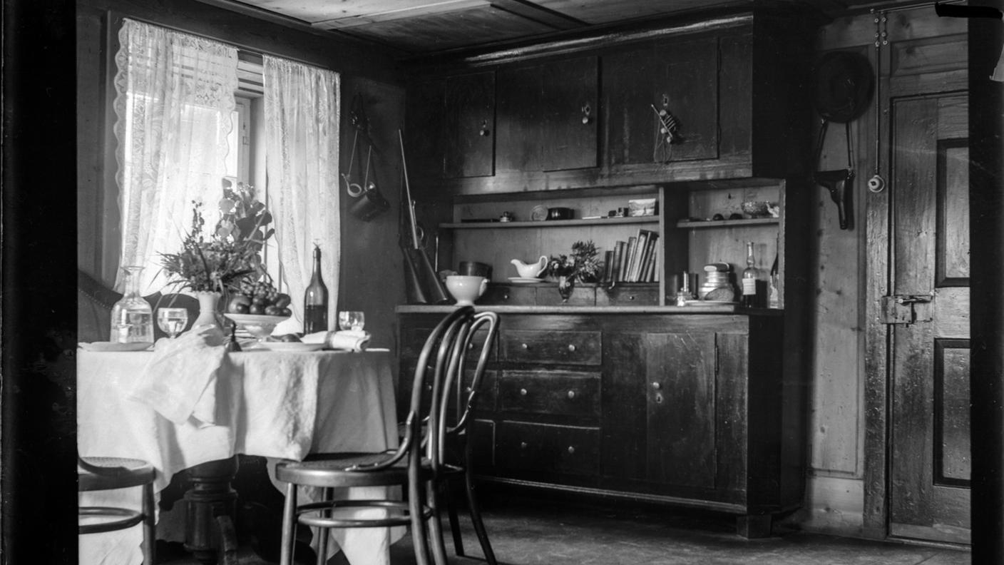 Vista di una sala da pranzo con credenza, fotografata nel 1907 a Parpan, nel Cantone dei Grigioni