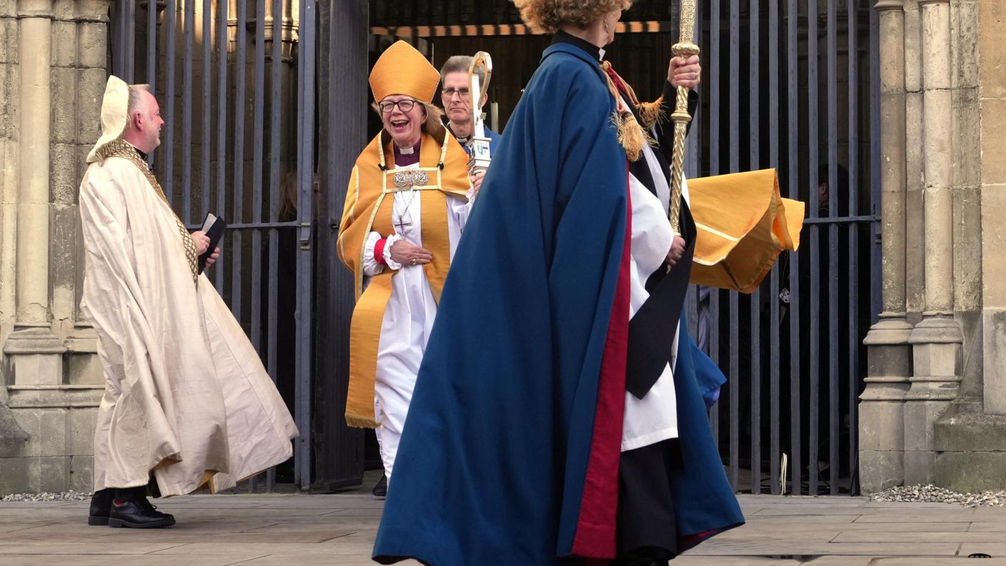 Sarah Mullally esce dalla cattedrale al termine della cerimonia di intronizzazione che l'ha insediata come arcivescovo di Canterbury a Canterbury, in Inghilterra, mercoledì 25 marzo 2026, diventando la prima donna in assoluto a guidare la Chiesa d'Inghilterra
