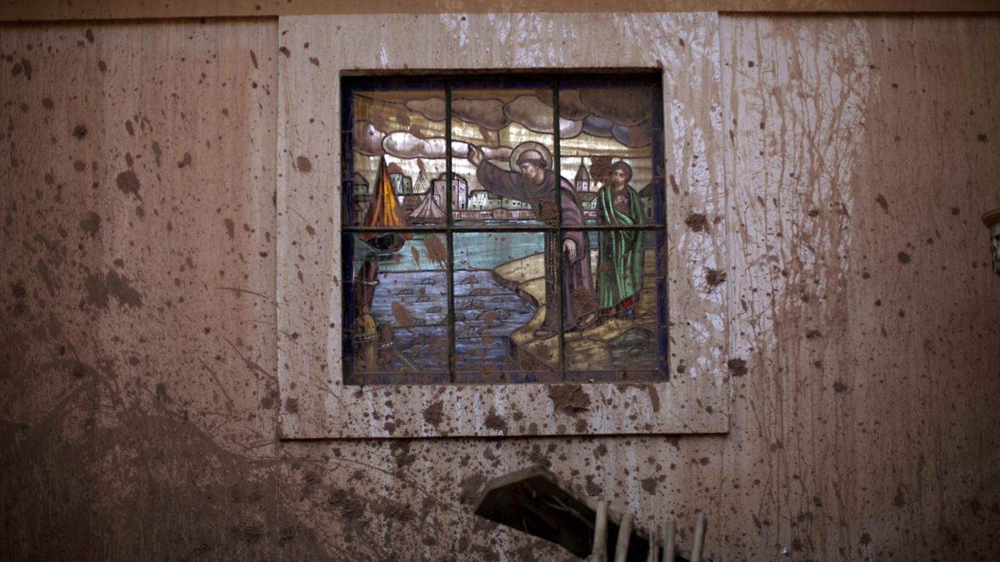 Una vetrata di una chiesa danneggiata a Nova Friburgo, in Brasile