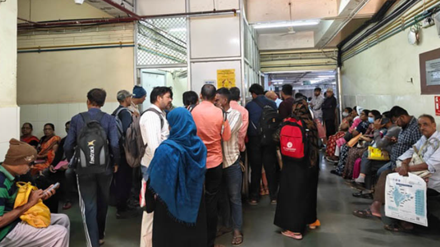 Pazienti in attesa di essere visitati al Nair Hospital di Mumbai, India