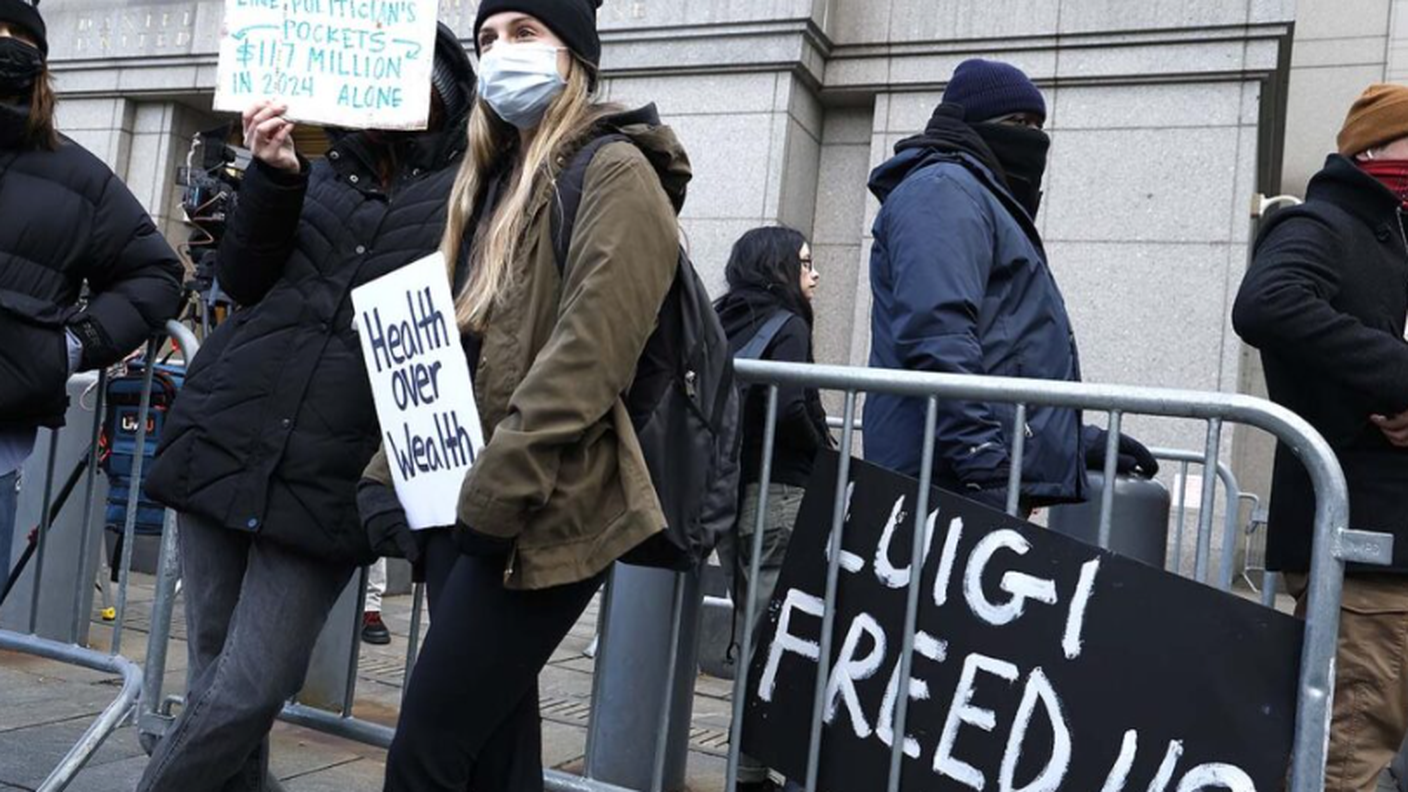I manifestanti hanno protestato contro il profitto delle aziende sanitarie fuori dal processo di Luigi Mangione, accusato dell’uccisione dell’amministratore delegato di UnitedHealthcare, Brian Thompson, a New York City nel 2024