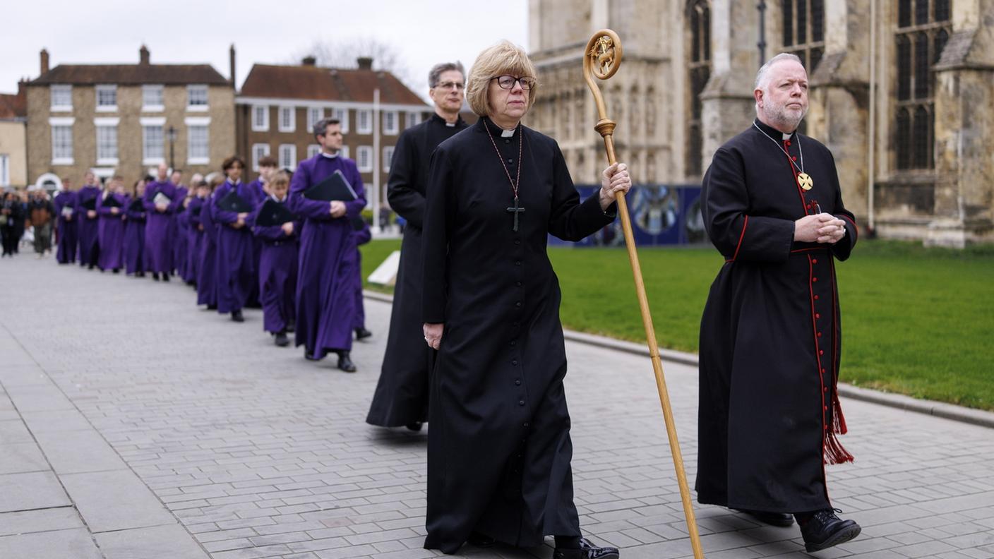 L'arcivescova di Canterbury Sarah Mullally (seconda da destra) guida la processione mentre i membri del clero della Cattedrale di Canterbury trasportano la croce verso il Giardino Pasquale della Cattedrale di Canterbury, nell'ambito della liturgia della funzione del Venerdì Santo a Canterbury, in Gran Bretagna, il 3 aprile 2026