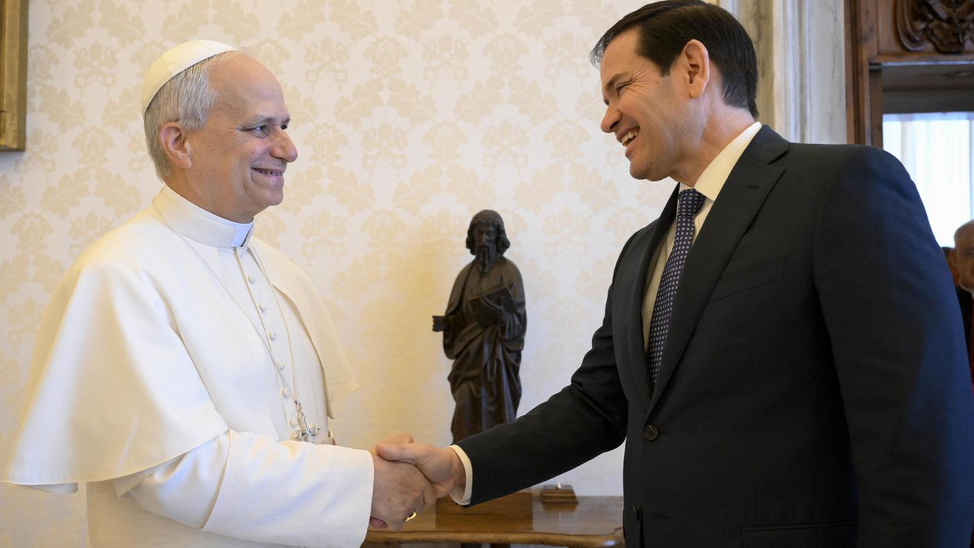 Una foto diffusa da Vatican Media ritrae il Segretario di Stato americano Marco Rubio insieme a Papa Leone XIV durante il loro incontro in Vaticano, il 19 maggio 2025