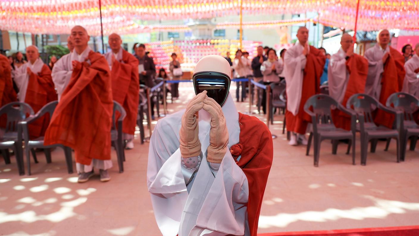Gabi, un robot umanoide, unisce le mani insieme a un gruppo di monaci buddhisti durante una cerimonia di ordinazione al Tempio Jogye di Seul, in Corea del Sud, il 6 maggio 2026
