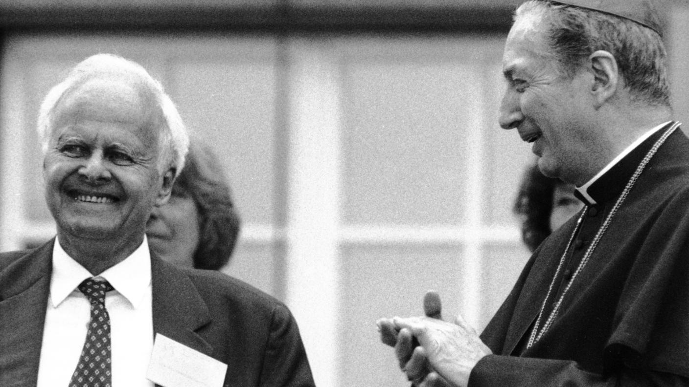 Il cardinale Carlo Maria Martini, a destra, partecipa nel maggio 1989 al convegno ecumenico di Basilea. A sinistra il fisico, filosofo della scienza e studioso di questioni di pace tedesco Carl Friedrich von Weizsäcker (1912-2007) 