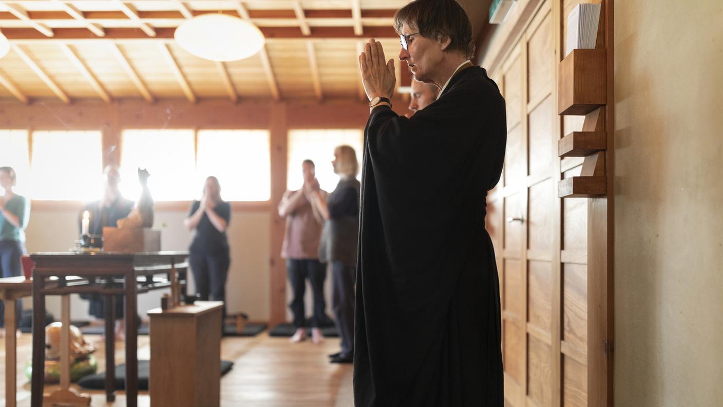 Vanja Palmers (non presente nella foto) guida un gruppo di meditazione nella sala di meditazione della Fondazione Felsentor, Romiti (Viznau), nel Cantone di Lucerna, Svizzera, il 5 maggio 2018