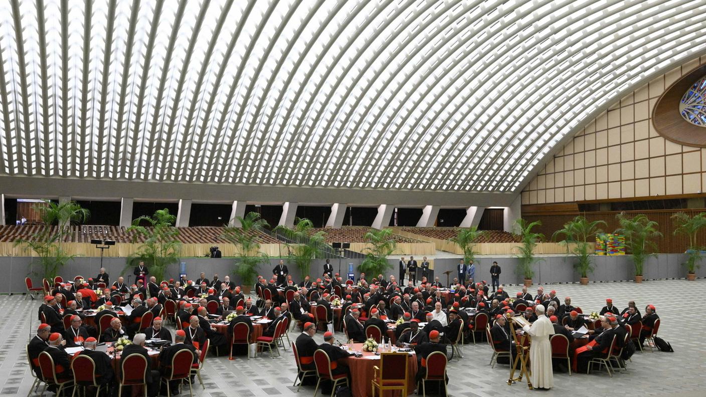 Papa Leone davanti ai cardinali riuniti per i lavori (suddivisi in tavoli) del concistoro del 26-27 giugno 2026 