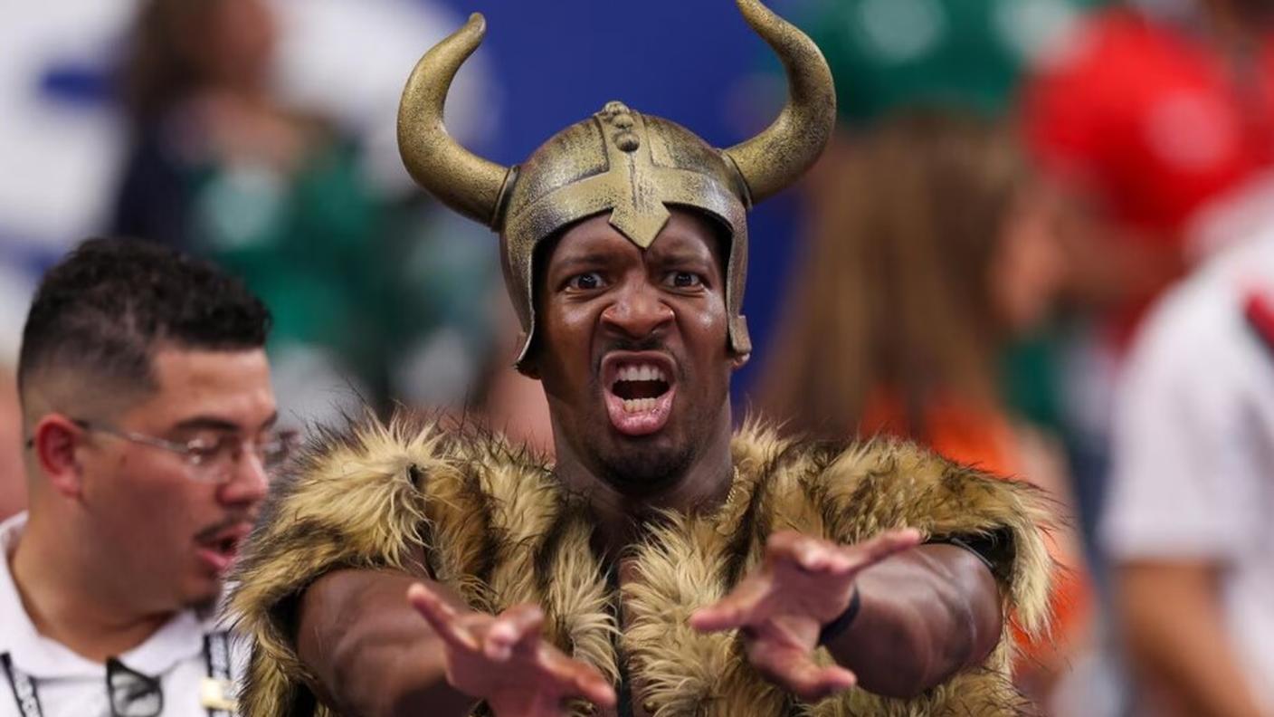 Jameis Winston, quarterback dei New York Giants, in tribuna per Costa d'Avorio-Nigeria con le corna da vichingo