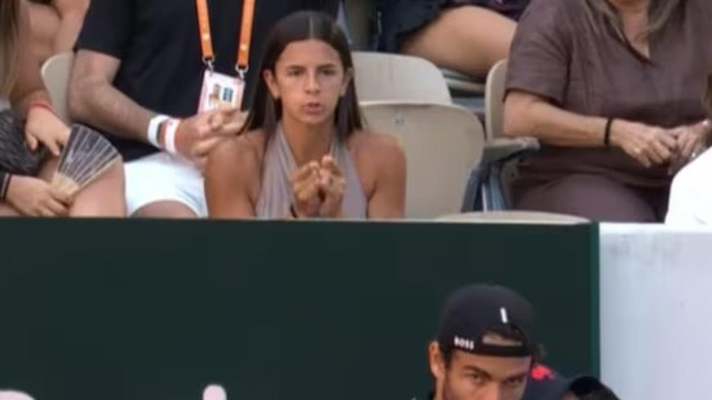 E diventato virale il video della sorella di Juan Manuel Cerundolo che nel corso del match contro Matteo Berrettini a Parigi fa dei gesti con le mani con la chiara intenzione di portare sfortuna al tennista azzurro