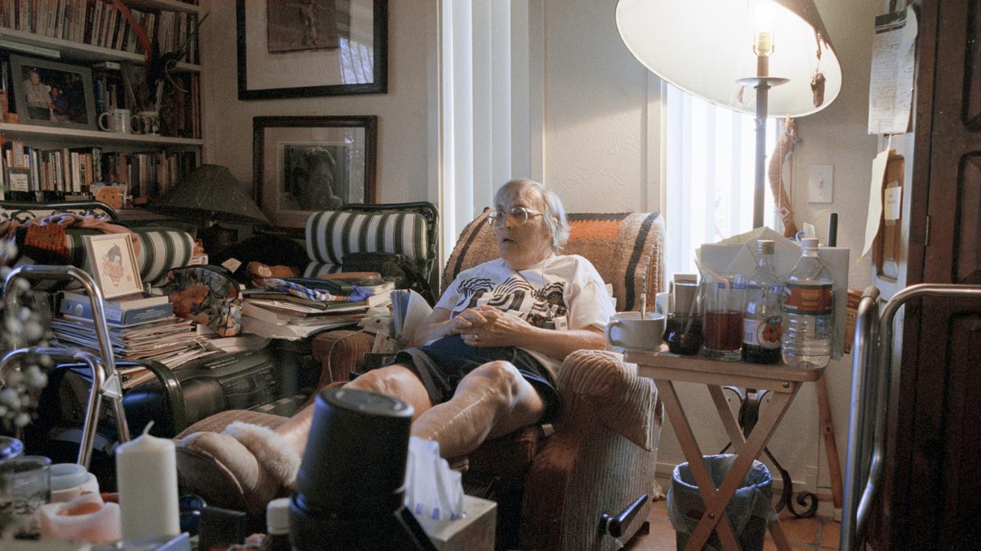 La psichiatra svizzero-statunitense Elisabeth Kübler-Ross nella sua casa di Scottsdale, nello Stato americano dell'Arizona, foto scattata il 22 maggio 1998