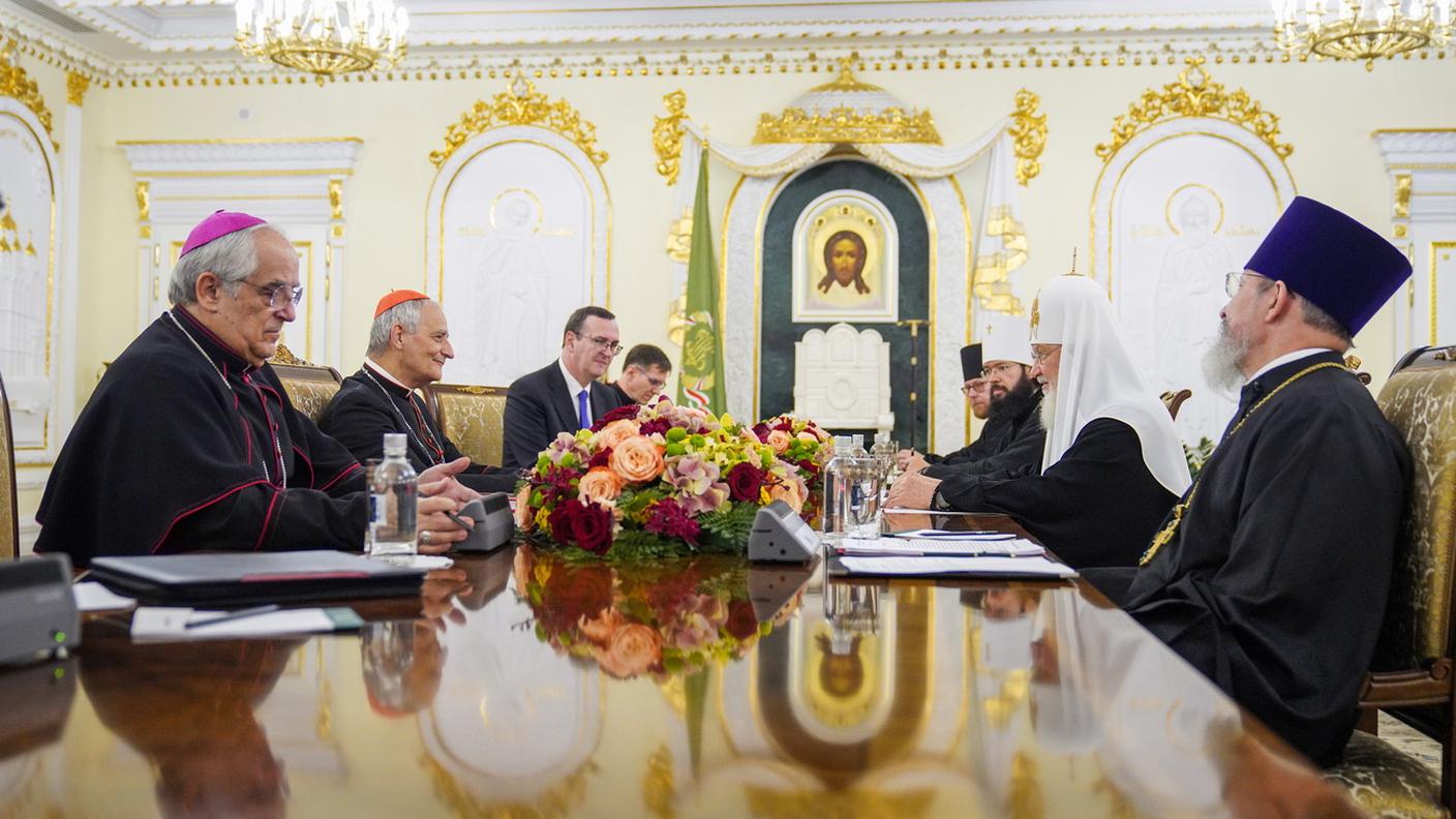 Il patriarca ortodosso russo Kirill (secondo da destra) mentre conversa con il cardinale Matteo Zuppi (secondo da sinistra), inviato del Papa per la risoluzione del conflitto ucraino, durante il loro incontro a Mosca, in Russia, il 29 giugno 2023
