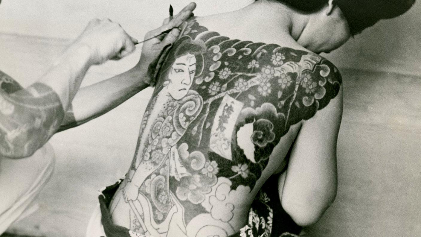 Il 22 giugno 1937, un tatuatore disegna delicate figure multicolori sul corpo di una donna giapponese